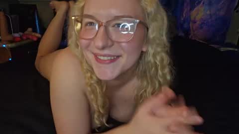 LilPies  online show from March 28, 6:46 am