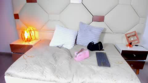 Lily online show from July 1, 8:30 pm