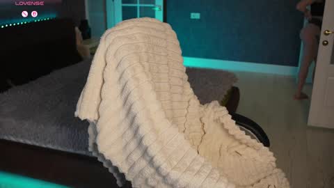 lisa_elfy online show from April 10, 1:50 pm