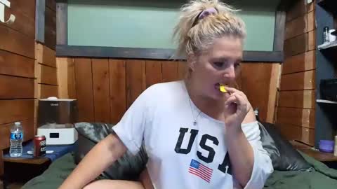 lisanixs online show from April 9, 7:41 pm