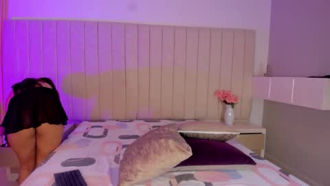 im olivia IG littleolivia01 online show from March 21, 3:50 pm