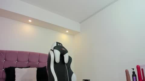 lizzie_williamss online show from March 28, 8:36 am