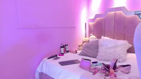 L O V E  online show from March 17, 12:20 pm