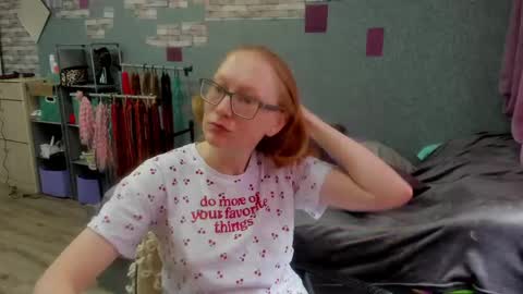 lucky_licky20 online show from April 17, 2:24 am