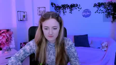 luna_berryy online show from July 11, 9:15 pm