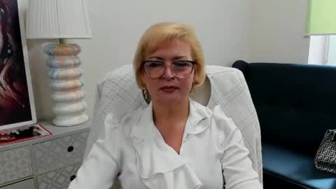 L u n a online show from May 21, 6:44 am