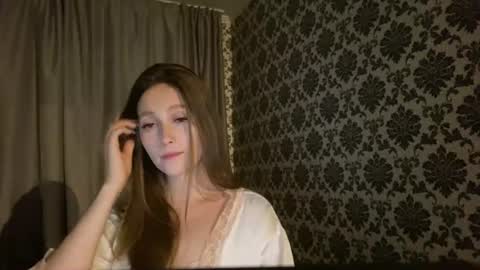 lunafeather online show from June 20, 9:51 pm