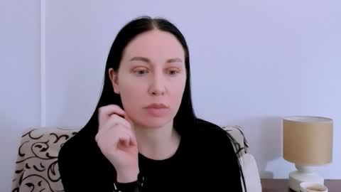 Mia online show from April 10, 3:40 pm