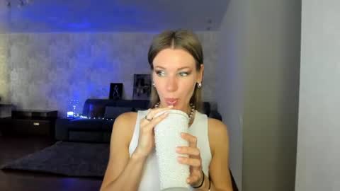 Mia online show from July 6, 4:29 am