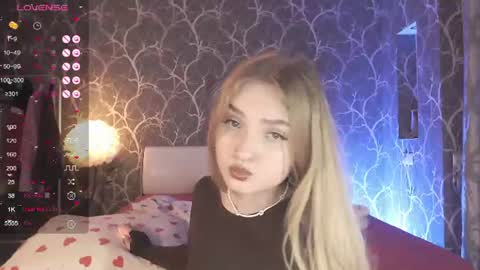 Mia online show from June 24, 7:02 pm