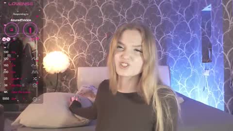 Mia online show from March 15, 3:25 pm