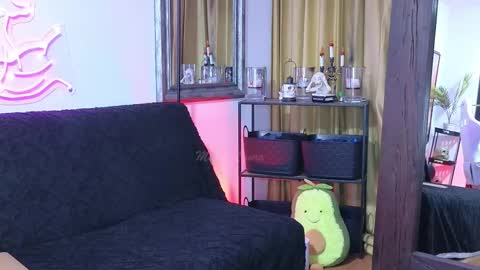 Laura online show from March 6, 11:44 pm