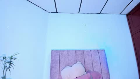 mila_1wood online show from May 6, 12:31 pm