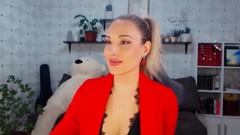 MillaXQueen online show from March 19, 2:32 pm