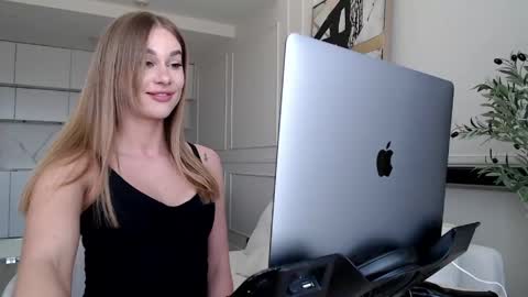 mistressuniverse online show from April 13, 9:10 am