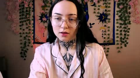 molly_kisss online show from May 13, 7:03 am