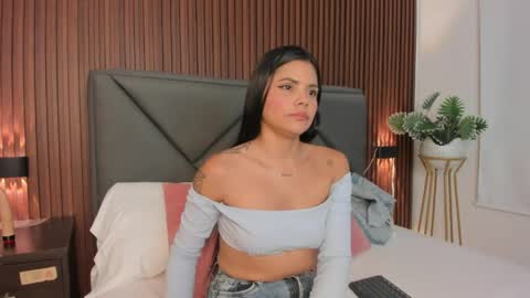 mollylove_ online show from April 14, 7:03 pm