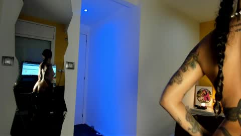 Lola online show from April 5, 6:29 pm