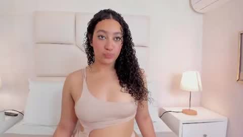 naomycambels online show from June 15, 7:03 pm