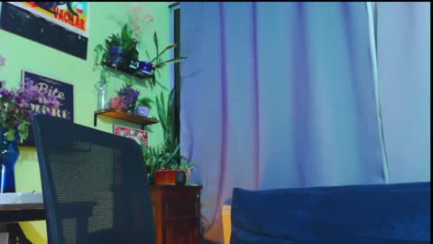 Em  please help me reach 100 thumbs up 3 online show from March 27, 4:47 am