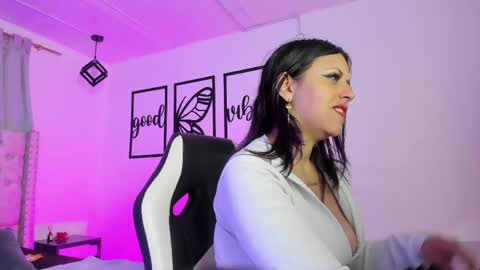 nicolee millerr online show from April 22, 12:35 pm
