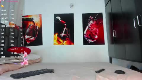 nicolle_hanks1 online show from March 29, 2:21 am