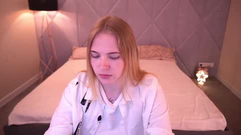 nikkyreyyy online show from May 18, 5:35 am