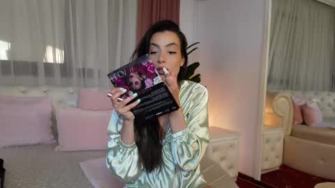 NinaCrystal online show from June 3, 9:10 am
