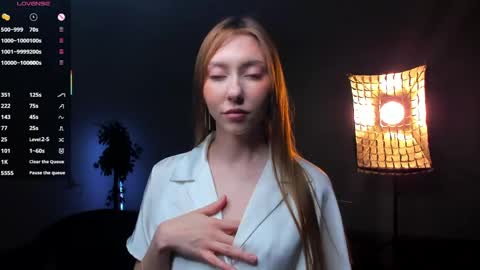 Lynna online show from June 7, 1:12 am