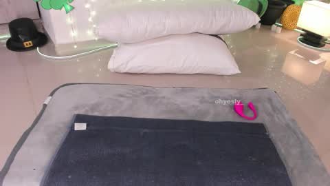 ohyesly_ online show from March 3, 10:21 am