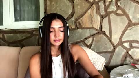 omili_ online show from August 4, 2:23 pm