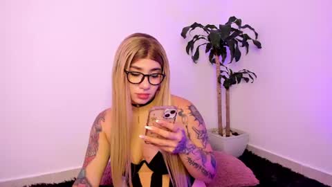 KELLY  online show from June 11, 8:05 pm
