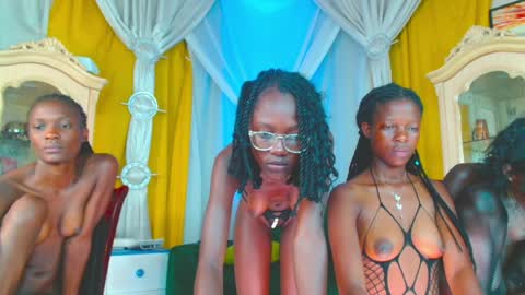 queen online show from April 3, 8:29 pm