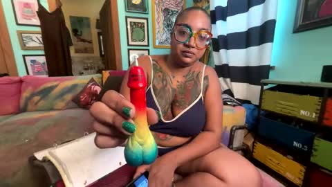 Queen Hilarity online show from April 22, 5:32 pm