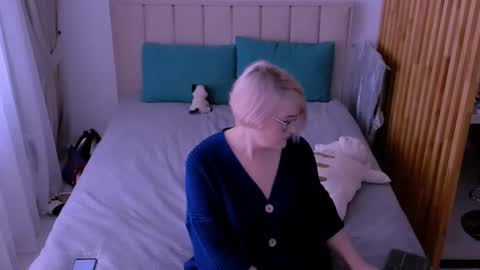 Sabrina MacMarren online show from March 10, 9:57 am