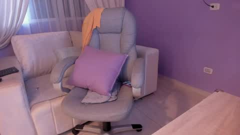 samantha_thompsoon online show from April 7, 10:45 pm