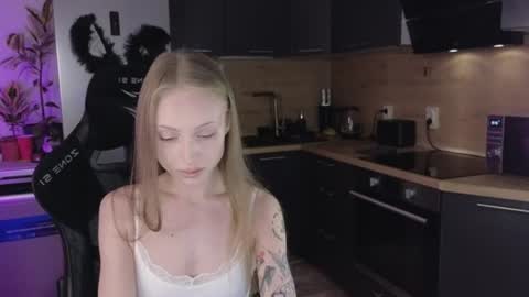 Sandra      Lillys Page    online show from June 14, 9:15 pm