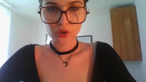 Sarah online show from February 8, 3:05 pm