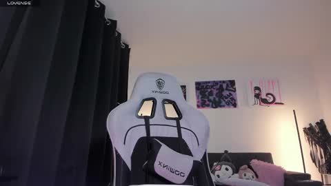    im expecting 300 thumbs up on my altar online show from April 3, 11:36 pm