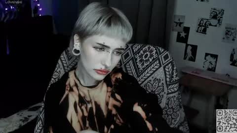 pronoun she. name Mary. age 21. online show from May 5, 10:46 pm