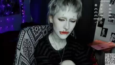pronoun she. name Mary. age 21. online show from May 2, 3:26 pm