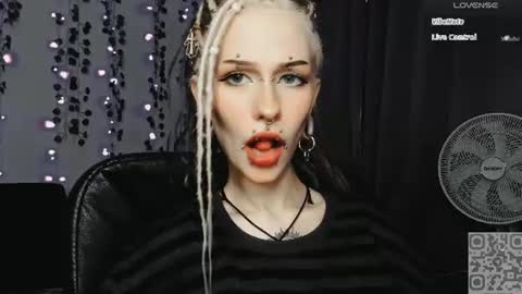 pronoun she. name Mary. age 21. online show from July 20, 4:09 pm
