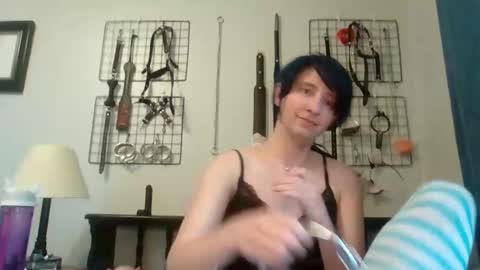 Servile Sarah online show from April 3, 8:51 pm