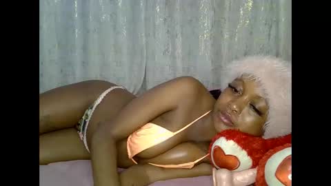 sexyasspetitte_ online show from May 27, 11:35 pm