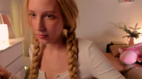 Skye Wave   online show from April 13, 11:27 pm