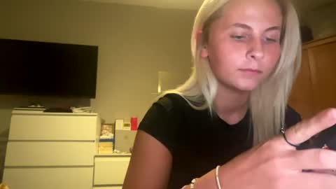 sluttylittlecoolgirl online show from August 1, 12:12 am