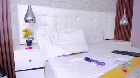 sofiathoompson online show from July 10, 9:37 pm