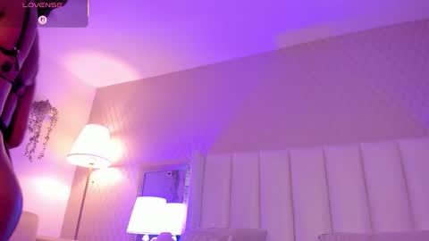 SophiaSmiths online show from March 18, 8:25 pm