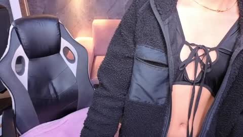 sophie_jones_b online show from April 9, 12:32 pm