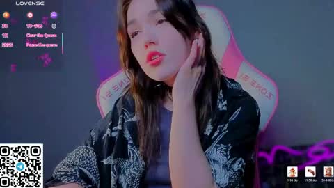 sophie_nomenal_ online show from April 16, 11:18 pm